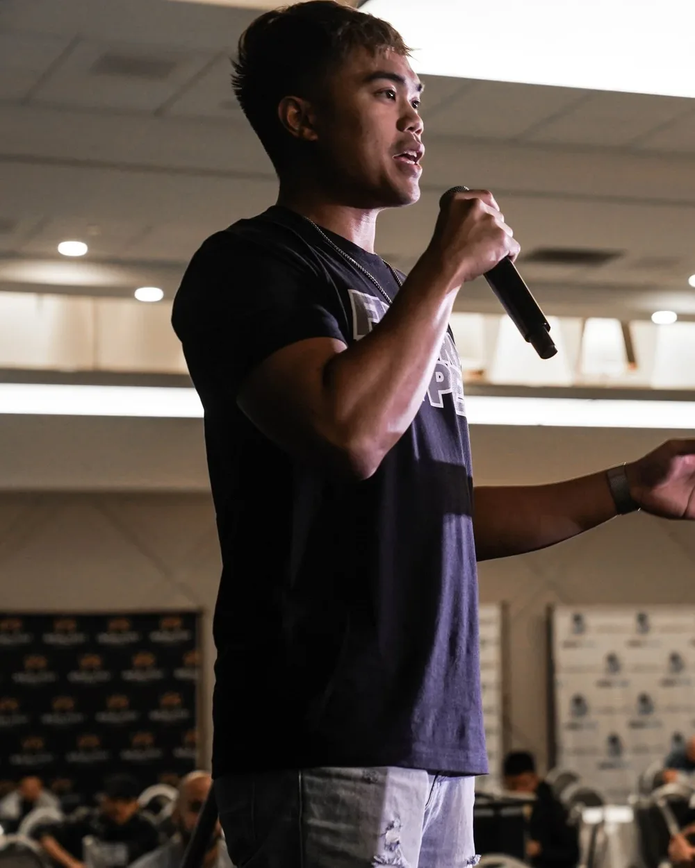 Jeremy Mateo speaking to a room of investors